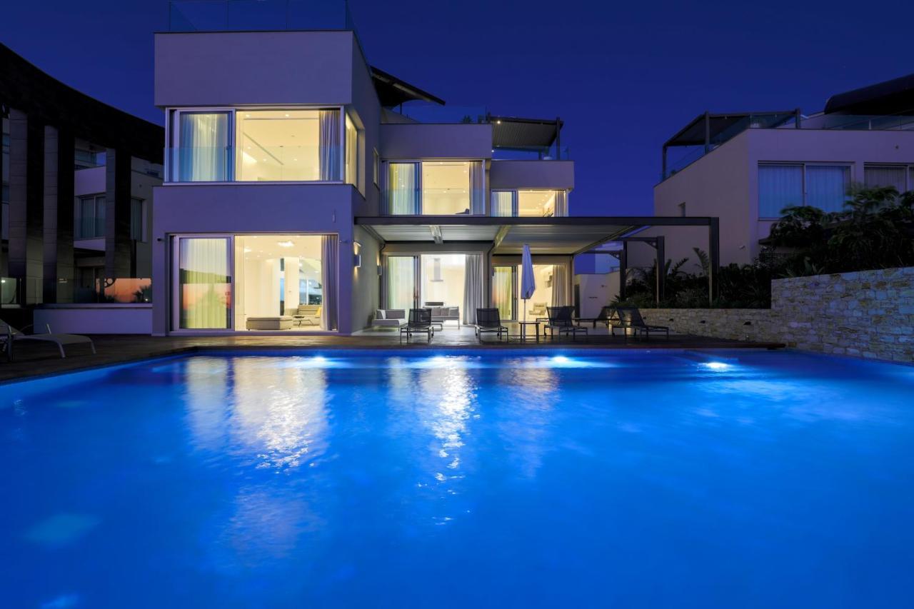 Beachfront Luxury Glory וילה
